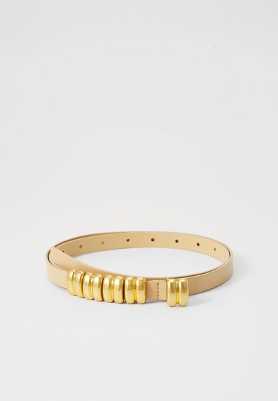 Cintura in pelle beige con una serie di accenti circolari tono oro nella parte anteriore, con una superficie liscia e fori regolabili.