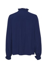 Mörkblå blus med lång ärm, rufflad krage och manschetter. Har en rynkad bakseam och slät yta. Inga mönster eller dekorationer.