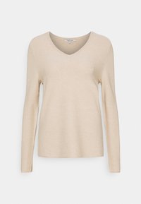 Beige trui met lange mouwen, een V-hals, geribbeld patroon en een ontspannen pasvorm. Het materiaal lijkt zacht en lichtgewicht.
