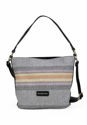 Bolsa tote tejida en blanco y negro con rayas horizontales amarillas, naranjas y moradas, correa de hombro negra ajustable y etiqueta Bosanova en la parte frontal.