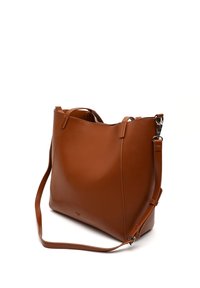 Brun læder tote taske med et struktureret design, der har en lang justerbar rem og minimalistische accenter. Glat tekstur, ingen synlige mønstre.