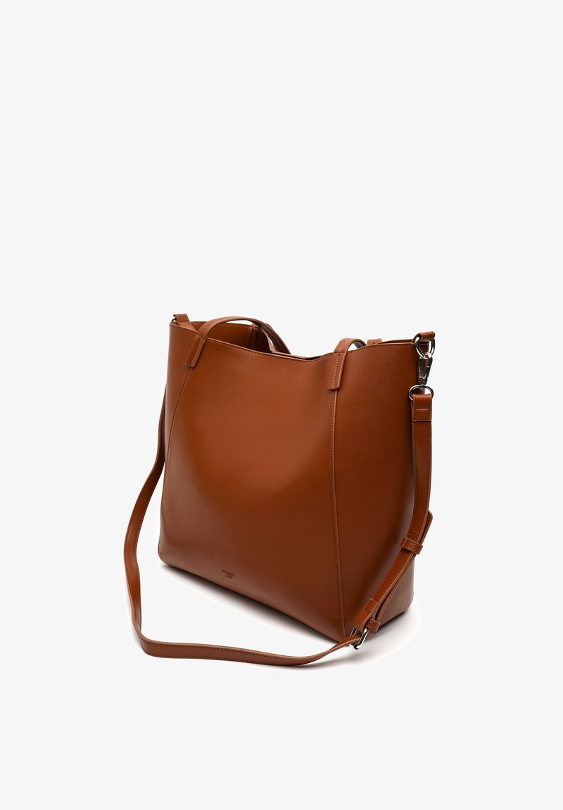 Brun læder tote taske med et struktureret design, der har en lang justerbar rem og minimalistische accenter. Glat tekstur, ingen synlige mønstre.
