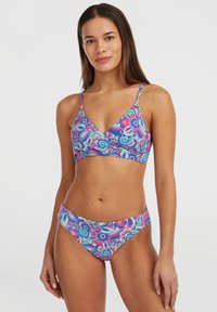 Completo bikini con un motivo floreale multicolore in rosa, blu e verde. Tessuto morbido e elasticizzato con un top a triangolo e slip a vita bassa.