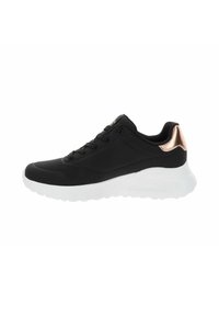 Schwarzer Sportschuh mit glatter Oberfläche, ausgestattet mit einer weißen Sohle, roségoldenen Akzenten an der Ferse und schwarzen Schnürsenkeln mit durchbrochenen Details.
