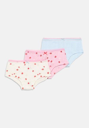 Ropa interior de algodón para tres niñas en blanco y rosa con estampados de fresas y azul claro con ribete rosa, cada una con un pequeño lazo en la cintura.