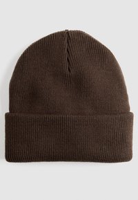 Cappello beanie lavorato a maglia marrone con una texture a coste e un risvolto piegato. Il design presenta una parte superiore senza cuciture ed è realizzato in materiale elastico.
