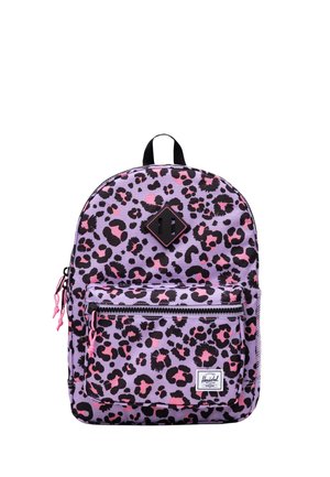 Sac à dos violet avec des taches de léopard noires et roses, poche avant zippée, poignée noire et petite étiquette blanche de marque en bas à droite.