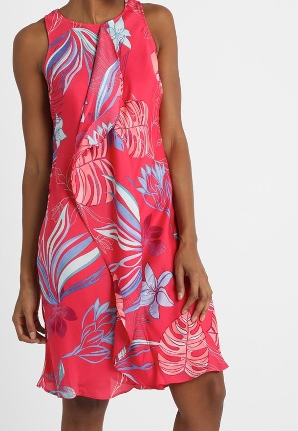 Robe sans manches florale en rose vif avec des motifs de feuilles tropicales bleues et violettes, dotée d'un détail drapé à l'avant et d'un tissu fluide.