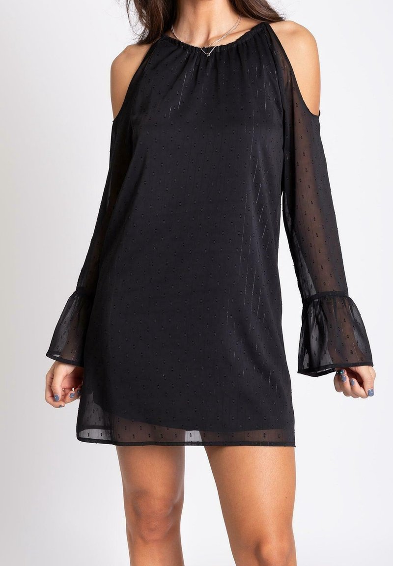 Robe noire à épaules dénudées en tissu transparent, dotée de longues manches cloche et d'un motif de pois texturé sur l'ensemble.