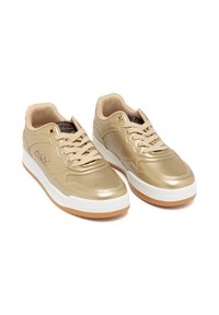 Baskets dorées avec une finition métallique lisse, semelle intercalaire blanche et semelle extérieure en caoutchouc marron. Présentent des lacets ronds et un soutien de la cheville rembourré.