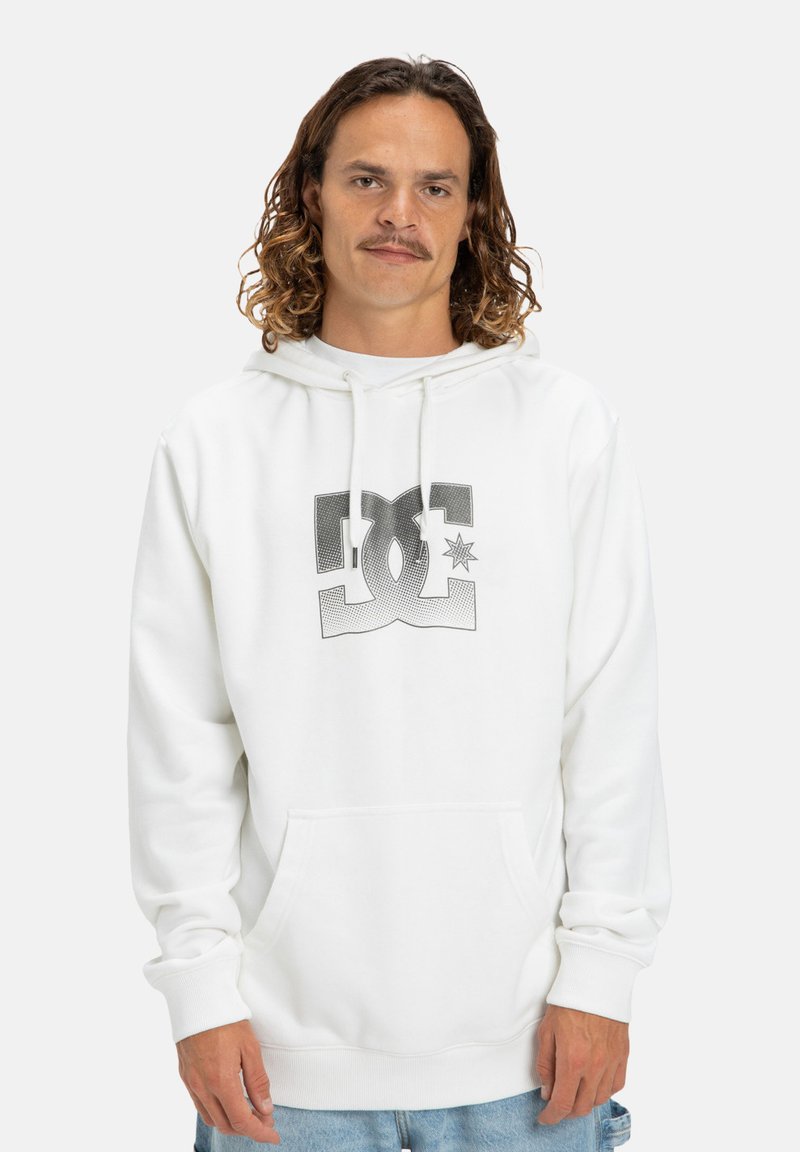 Biała bluza z kapturem, wykonana z miękkiego materiału, z dużym czarno-szarym logo DC na przodzie, z kieszenią kangurką i regulowanymi sznurkami.