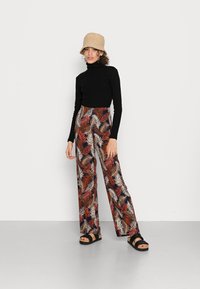 Vero Moda VMSIMPLY EASY WIDE PANT - Calças - night sky/tropical