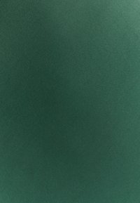 Tmavě zelená látka s hladkým povrchem, která má jednotnou, matnou strukturu a jemný diagonální žebrovaný vzor.