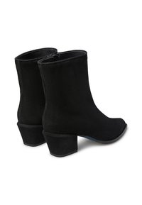 Stivaletti neri in suede con finitura texture, punta tonda e tacco robusto. Presentano una chiusura con zip sul retro per una facile vestibilità.