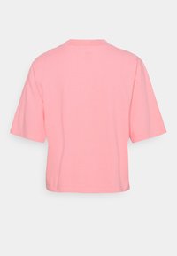 Hellrosa, kurzärmeliges, bauchfreies T-Shirt mit rundem Ausschnitt, Rückansicht vor einfachem hellgrauem Hintergrund gezeigt.