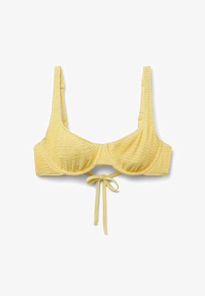 Top bikini giallo testurizzato con spalline regolabili e nodo annodato al centro davanti, progettato per costumi da bagno.