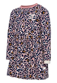 Vestido de manga larga rosa con estampado de leopardo en tonos azul marino, blanco y marrón, con cintura fruncida y logo de Hummel en blanco en el pecho.