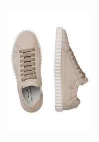 Sneakers in suede beige con suola bianca texturizzata, dotate di lacci rotondi e colletto imbottito. L'interno presenta un logo del brand visibile.