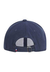 Casquette marine avec une couronne arrondie, des panneaux en mesh à l'arrière, une fermeture à boucle métallique et un petit détail de drapeau tricolore sur le côté.