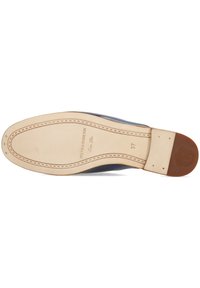 Suela de cuero de un zapato de vestir azul con costuras, clavos, talla 37 y marca Melvin & Hamilton, incluyendo un emblema embellecido en el tacón.