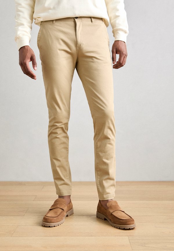 CORE MOTT - Chinos - sand