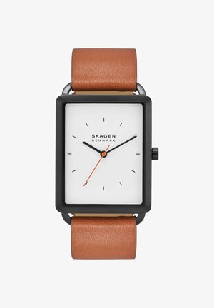 Rechteckige Skagen Denmark Uhr mit schwarzem Rahmen, weißem Zifferblatt, minimalen schwarzen Stundenmarkierungen, schwarzen Stunden- und Minutenzeigern, orangefarbener Sekundenanzeige und braunem Lederarmband.
