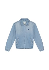 Giacca di jeans blu chiaro con zip frontale, due tasche laterali, colletto e piccolo logo blu scuro "arte" sul petto sinistro.