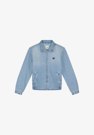 Giacca di jeans blu chiaro con zip frontale, due tasche laterali, colletto e piccolo logo blu scuro "arte" sul petto sinistro.