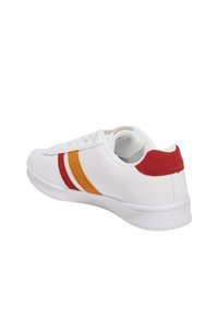 Sneaker bianco con strisce orizzontali rosse e arancioni. Accento testurizzato rosso sul tallone. Materiale sintetico liscio, suola piatta e chiusura con lacci.