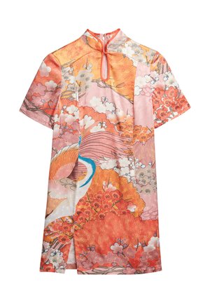Robe en soie avec un col mandarin, des manches courtes et un détail en trou de serrure. Motifs floraux en orange, rose et accents de bleu.