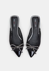 Juodos slingback bateliai su smailiais pirštais, tekstūruota tinklelio viršutinė dalis, raišteliai su krištolo akcentu ir blizgantis lakinės odos apdaras.