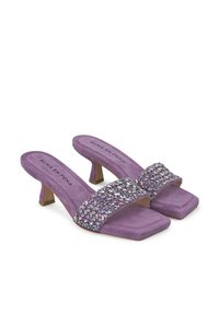 Sandali con tacco a blocco in suede viola, caratterizzati da una fascia larga decorata con gemme multicolore e una punta quadrata.