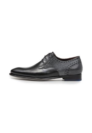 Scarpa da uomo elegante in pelle nera con lati grigi a motivo testurizzato e lacci, mostrata dal lato esterno su sfondo bianco.
