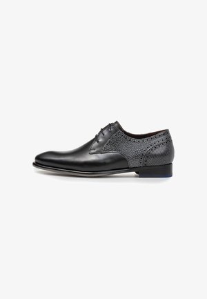 Scarpa da uomo elegante in pelle nera con lati grigi a motivo testurizzato e lacci, mostrata dal lato esterno su sfondo bianco.