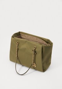 Borsa tote verde oliva in nylon, con manici a catena dorata, chiusura con zip e fodera interna trapuntata.
