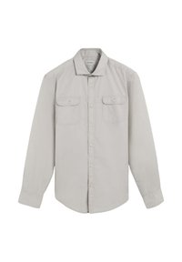 Camisa de manga larga gris claro con cuello abotonado, dos bolsillos frontales y un corte relajado. Hecha de una tela suave con una textura lisa.