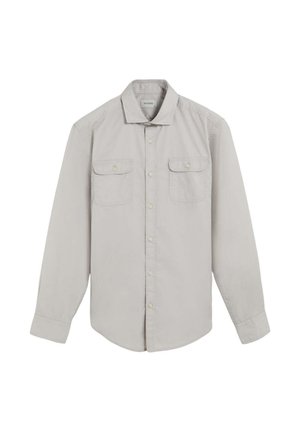 Camisa de manga larga gris claro con cuello abotonado, dos bolsillos frontales y un corte relajado. Hecha de una tela suave con una textura lisa.