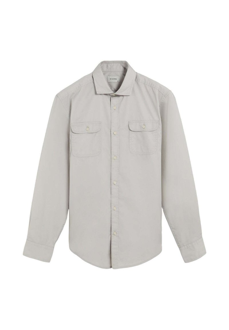Camisa de manga larga gris claro con cuello abotonado, dos bolsillos frontales y un corte relajado. Hecha de una tela suave con una textura lisa.