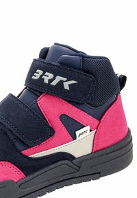 Sneaker alta di colore blu navy, rosa e bianco con suola nera, due cinturini velcro e tessuto a maglia nell'area della caviglia.