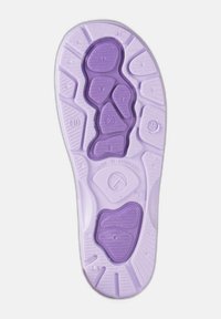 Suela de zapato de goma morada con patrones y surcos texturizados, formas circulares y ovaladas para un mejor agarre. Las marcas incluyen la talla 10 y "fabricado en Lituania."