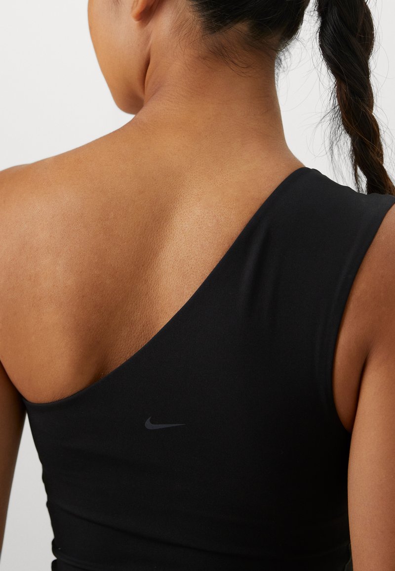 Schwarzes Sporttanktop aus glattem Material mit einem einseitigen Design und einem kleinen Nike-Logo an der Seite.