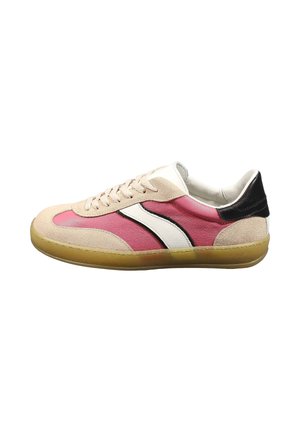 Sneaker basse con tessuto rosa, sovrapposizioni in camoscio beige, striscia laterale bianca e nera, patch nero sul tallone e suola di gomma traslucida.