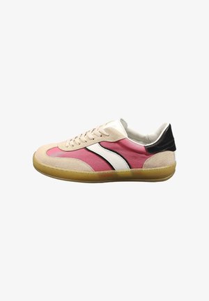 Sneaker basse con tessuto rosa, sovrapposizioni in camoscio beige, striscia laterale bianca e nera, patch nero sul tallone e suola di gomma traslucida.