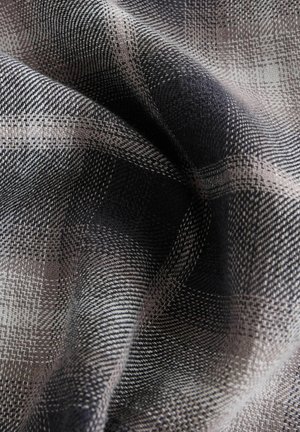 Szövet, amely szürke és fekete kockás mintával rendelkezik, puha textúrával, részletes kereszteződésekkel és finom kontrasztokkal.