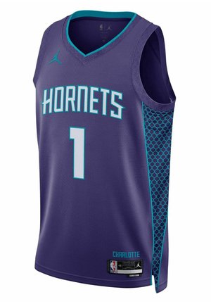 Camiseta de baloncesto de los Charlotte Hornets en morado con patrón de hexágonos turquesa en los laterales, número 1 en blanco con detalles turquesa, logotipos de Jordan y NBA.