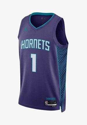 Camiseta de baloncesto de los Charlotte Hornets en morado con patrón de hexágonos turquesa en los laterales, número 1 en blanco con detalles turquesa, logotipos de Jordan y NBA.