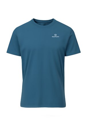 Dunkelgrünes T-Shirt mit kurzen Ärmeln und Rundhalsausschnitt, mit kleinem weißem Sergio Tacchini-Logo auf der linken Brust vor weißem Hintergrund.