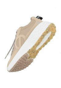 Beige sneakers met een bovenwerk van gestructureerd leer, grijze veters, witte tussenzool en gespikkelde rubberen zool. Logo-detail op de hiel.