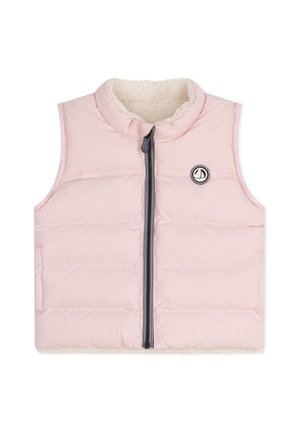 Chaleco sin mangas rosa con un suave forro de forro polar en color crema, diseño acolchado y cremallera frontal. Presenta un logo circular en el pecho.