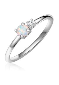 Srebrn prsten s centralnim opalom okruženim sa šest kandži i malim dijamantnim detaljem sa strane. Glatki obruč, polirani završetak.